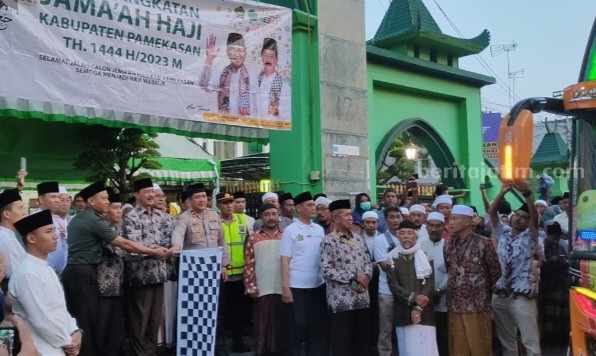 Wabup Pamekasan, Fattah Jasin (pegang bendera start) saat melepas JCH Cadangan Pamekasan, di depan Masjid Agung Asy-Syuhada' Pamekasan, Selasa (6/6/2023).