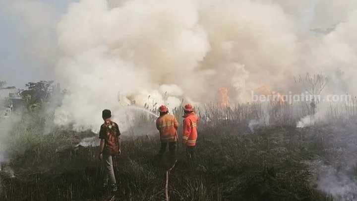 Petugas BPBD Kabupaten Mojokerto melakukan proses pemadaman di lokasi kebakaran. [Foto : ist]