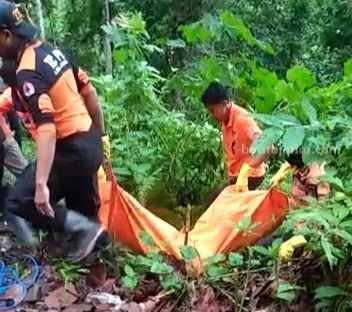 Tim Inavis Polres Malang bersama Relawan Lumajang, mengevakuasi jasad korban dari dalam jurang hutan Piket Nol, Desa Sumberwuluh, Kecamatan Pronojiwo, Kabupaten Lumajang, Rabu (7/6/2023).