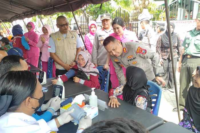 Polres Kediri Kota dan Relawan Suket Teki Nusantara Gelar Pengobatan Gratis untuk Lansia
