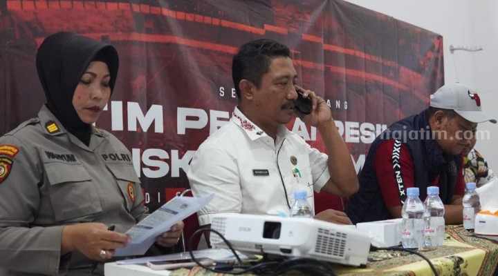 Ketua LOC Madura United FC, Moh Alwi (tengah) dalam proses assessment stadion yang akan dijadikan markas Laskar Sape Kerrab.