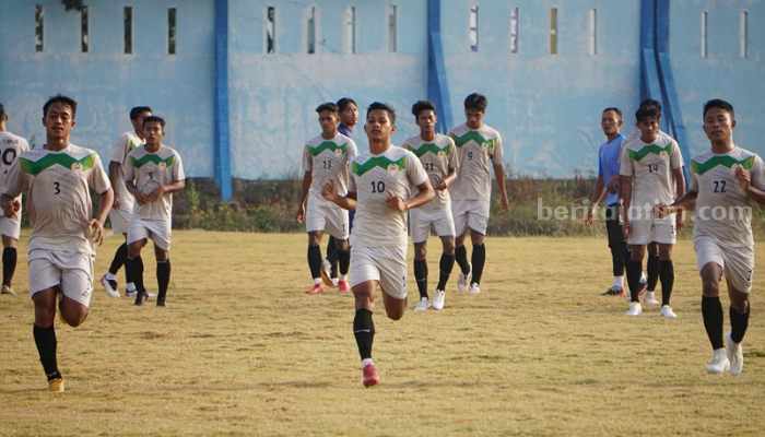 Pemain PON 2021 saat berlatih di Surabaya.(way)