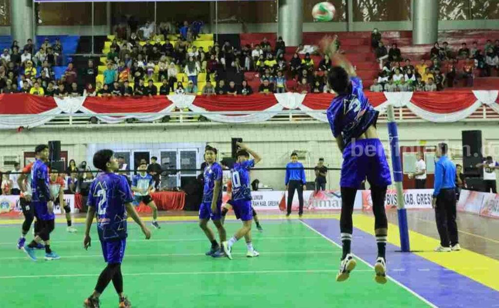 18 Kecamatan di Gresik Beradu Diajang Bola Voli Kapolres Cup 2023 Pemain bola voli sedang melakukan service jump di turnamen Kapolres Gresik Cup 2023