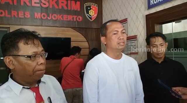 Kanit Pidum Satreskrim Polres Mojokerto, Iptu Selimat saat memberikan keterangan pers pada kasus pembunuhan perempuan yang diracun suami siri