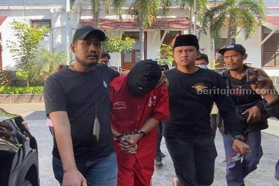 Usai Bunuh Angelina Nathania, Rochmad Bagus Hanya dapat Uang 8 Juta Pelaku R (baju merah) saat dikeler oleh petugas dari Unit Resmob Satreskrim Polrestabes Surabaya, Kamis (08/05/2023). (Foto/ist)