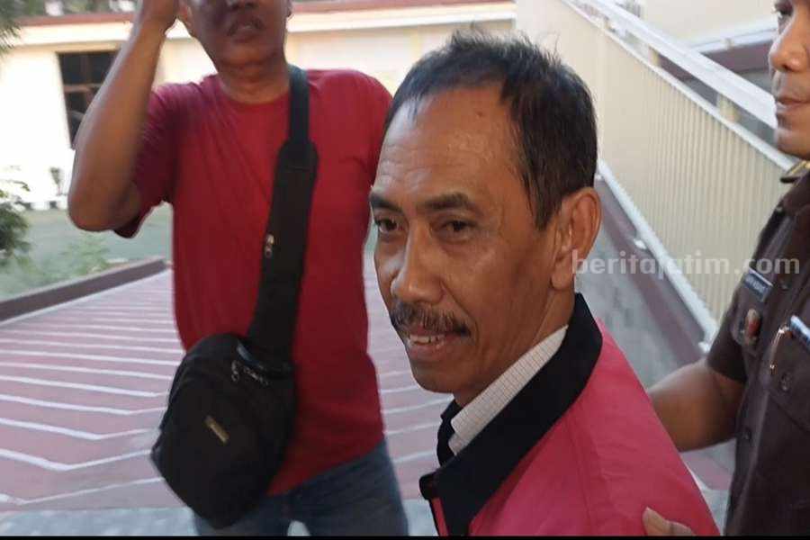 Kejari Kabupaten Pasuruan Tahan Kades Tambaksari Kasus Redistribusi Tanah Rp 1,8 Miliar Kades Tambaksari, Kecamatan Purwodadi, Kabupaten Pasuruan saat keluar dari kantor Kejaksaan Negeri Kabupaten Pasuruan.
