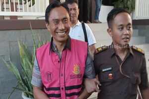 Ketua Pelaksana redistribusi tanah, Cariadi saat ditahan Kejari Kabupaten Pasuruan Ketua Pelaksana redistribusi tanah, Cariadi saat ditahan Kejari Kabupaten Pasuruan