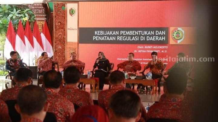 Bupati Mojokerto, Ikfina Fahmawati saat sosialisasi Coaching Clinic di Pendopo GMT Pemkab Mojokerto. [Foto : ist]