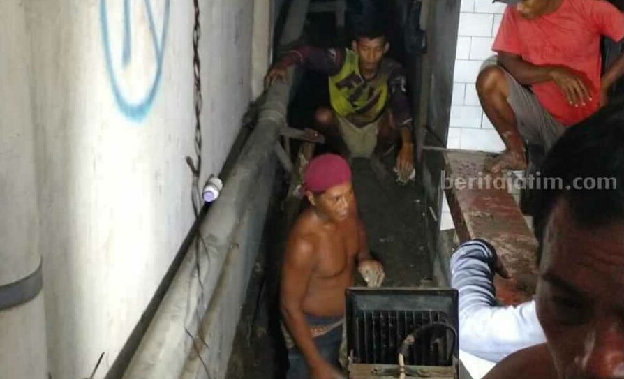 Petugas sedang memperbaiki pipa yang bocor yang berdampak mampetnya air di sejumlah wilayah di Kabupaten Gresik