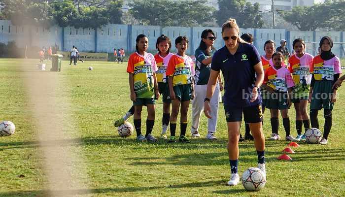 PSSI Jatim saat menggelar coaching clinic bersama Gema Simon pemain Timnas wanita Australia. (Way)