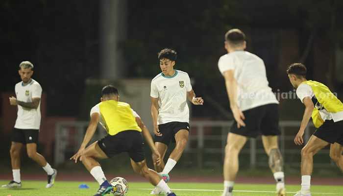 Pemain Naturalisasi Berpeluang Jalani Debut di Timnas Indonesia Pemain naturalalisasi berlatih di lapangan Thor, Surabaya. (Way)
