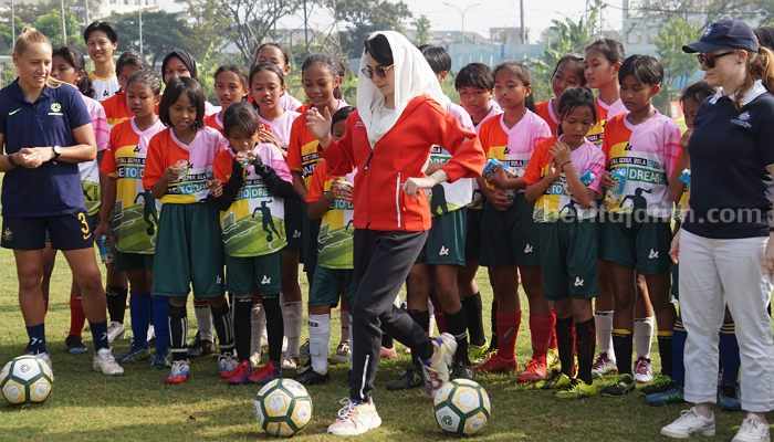 Arumi Bachsin Ingin Ada Kesetaraan Gender Di Sepak Bola Wanita Arumi B, ketua Perwosi Jatim tengah menendang bola di Unesa. (Way)