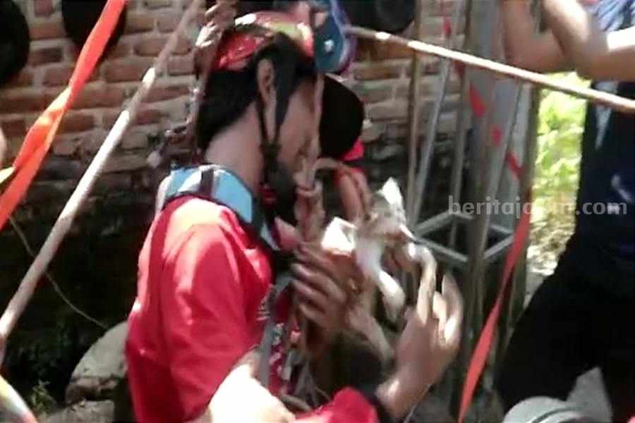 Proses evakuasi kucing yang terjebak dalam sumur. (Foto/Istimewa)