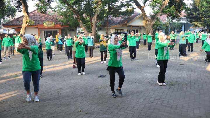 Bupati Mojokerto, Ikfina Fahmawati senam bersama pegawai Dinkes Kabupaten Mojokerto. [Foto : ist]
