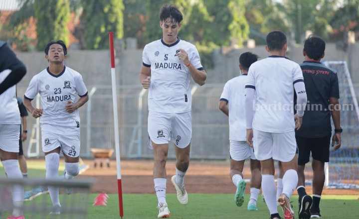 Skuad Madura United menjalani program latihan di SGB. [Gambar: Madura United]