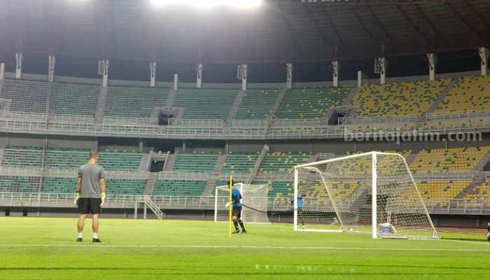 Shin Tae-yong Puji Stadion Gelora Bung Tomo Surabaya Stadion Gelora Bung Tomo Surabaya. (Way)