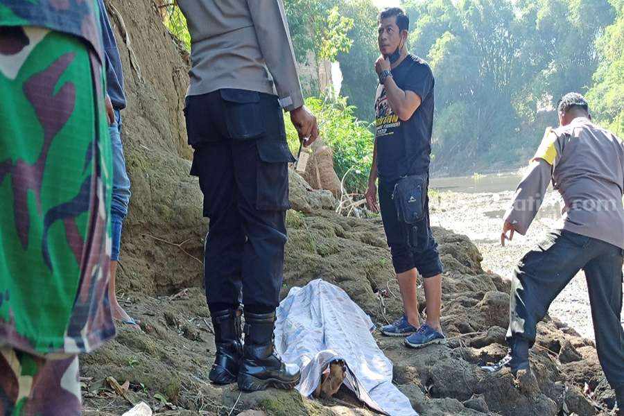 Korban akan dievakuasi oleh petugas kepolisian dan BPBD Ponorogo. (Foto/Endra Dwiono/Beritajatim.com)