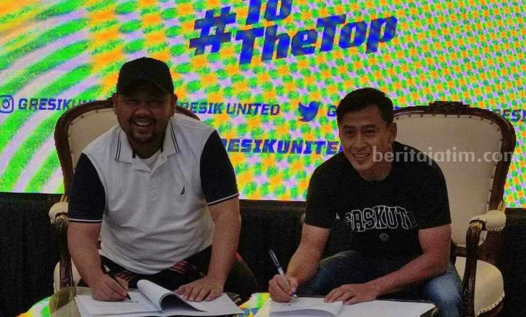 Kenakan Nomor 9, Samsul Arif Jadi Bagian Sejarah Gresik United Samsul Arif (kanan) bersama Presiden Klub Gresik United Fandi Akhmad Yani (kiri) usai menandatangani kontrak