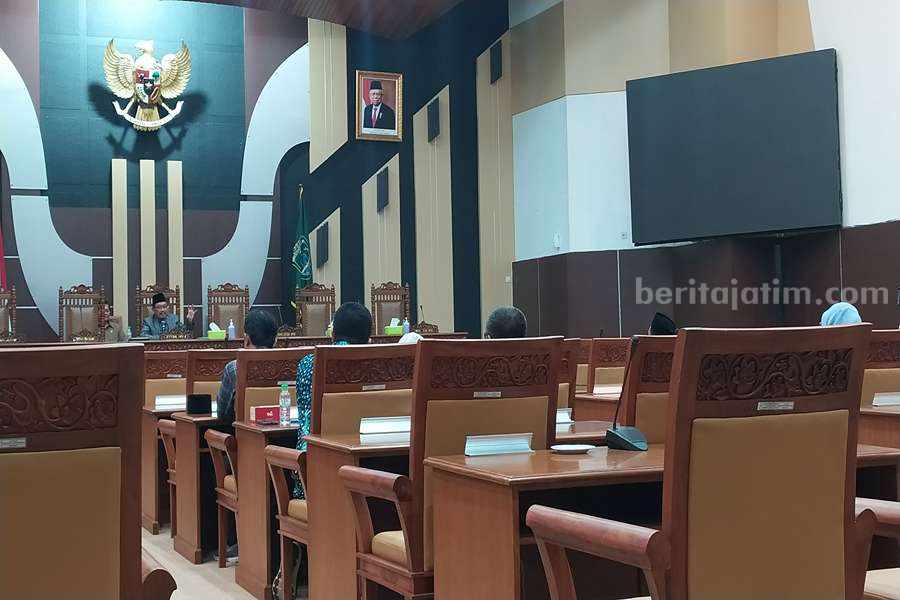Ketua DPRD Kabupaten Pasuruan, Sudiono Fauzan saat memimpin rapat paripurna.