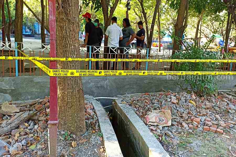 Potongan Tubuh Hasil Mutilasi di Sidoarjo dan Surabaya Banyak Kemiripan Trotoar Kenjeran Park tempat potongan tubuh bagian bawah di kresek hijau ditemukan warga, Senin (12/06/2023). (Foto/Anggadia)