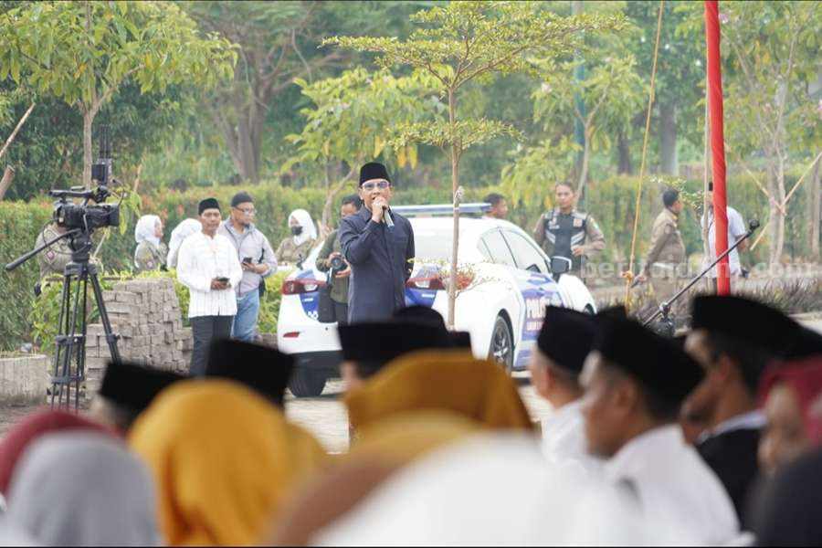 Bupati Pasuruan Irsyad Yusuf saat memberi sambutan di depan CJH Kabupaten Pasuruan.