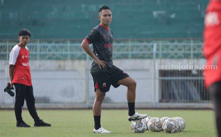 Pemain anyar Madura United FC, Muhammad Tahir menjalani latihan bersama tim di SGB, Senin (12/6/2023). [Gambar: Madura United]