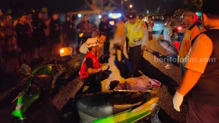 Petugas dibantu relawan PMI Kabupaten Mojokerto mengevakuasi jenazah korban ke RSU Dr Wahidin Sudiro Husodo Kota Mojokerto. [Foto : ist]