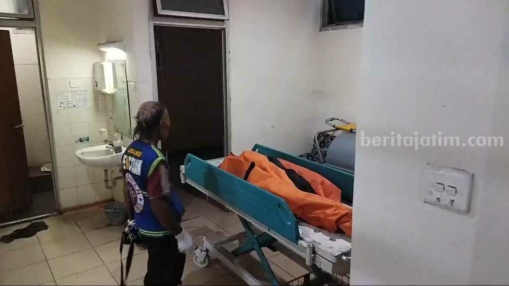 Jasad korban dievakuasi ke kamar jenazah RSU Dr Wahidin Sudiro Husodo Kota Mojokerto. [Foto : ist]