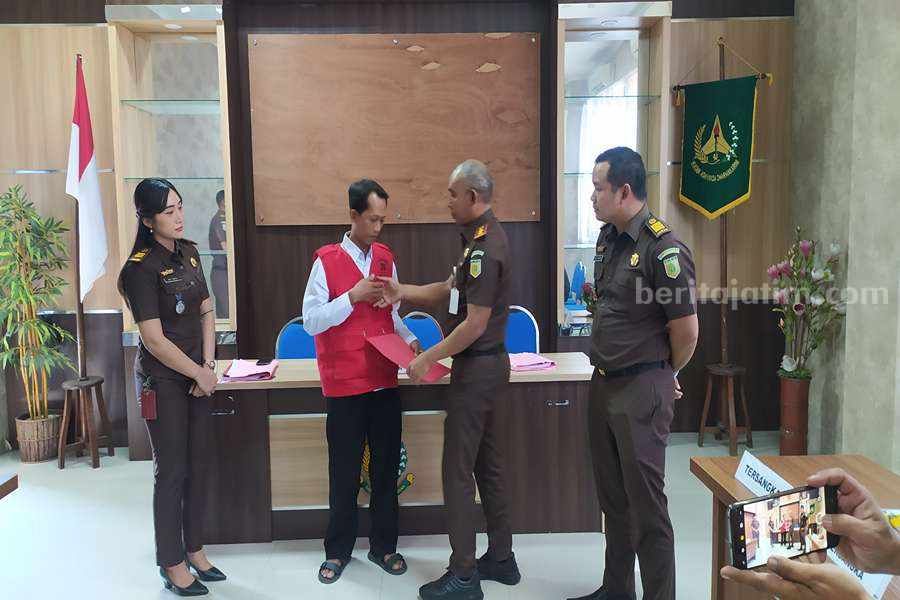 Kajari Pasuruan Abdi Reza Pachlevi Junus saat memberikan berkas restorasi justice terhadap pelaku Sukro (50).
