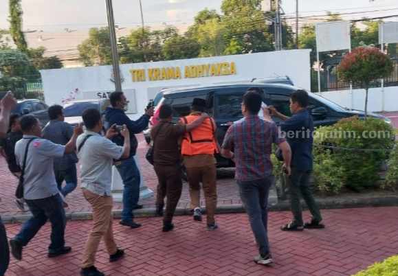 Petugas Kejari Gresik saat mengamankan tersangka Surahman menuju Rutan Banjarsari Kecamatan Cerme, Gresik