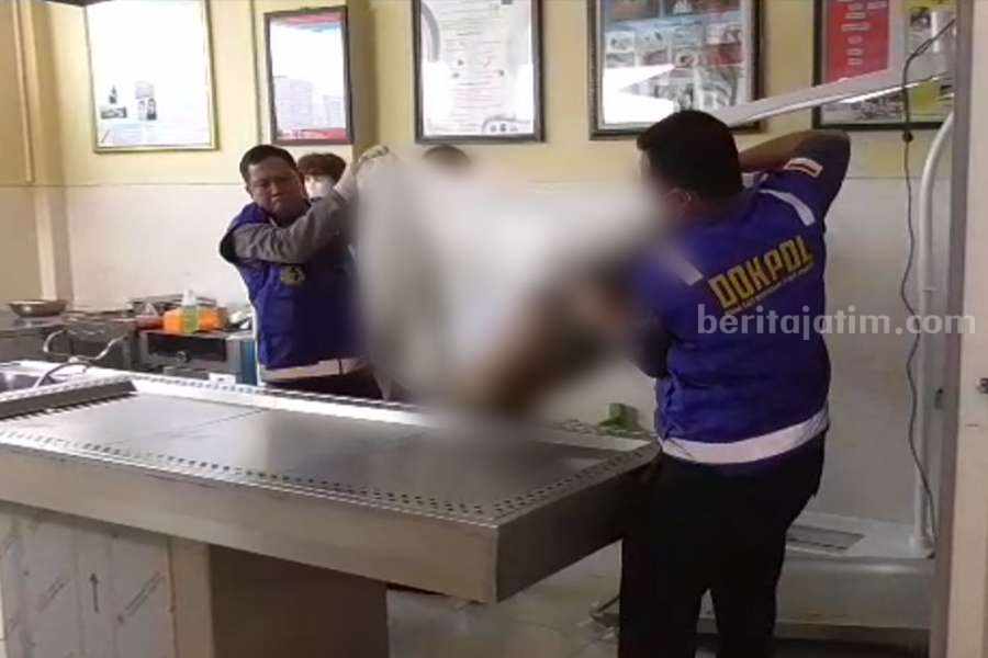 Pelaku Mutilasi Korban di Sidoarjo dan Surabaya Usai Tewas Petugas saat akan memeriksa potongan jenazah yang ditemukan di Trosobo, Sidoarjo. (Foto/ist).