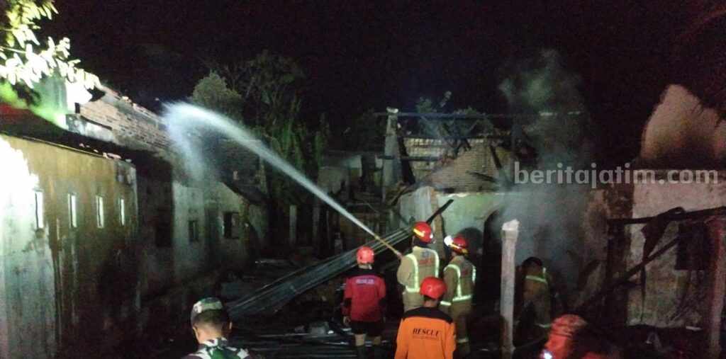 Dua rumah di Desa Bakalan, Kecamatan Bululawang, Kabupaten Malang terbakar, Selasa (13/6/2023).