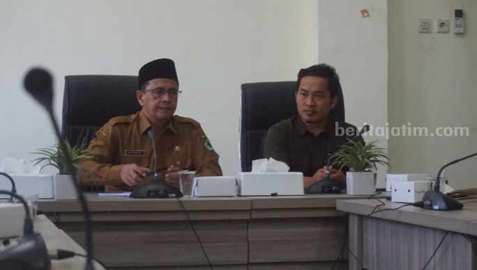 Ketua PWI Pamekasan, Hairul Aman (kanan) bersama Sekda Pamekasan, Masrukin dalam silaturrahmi gagas program Academy of Entrepreneurship, Senin (12/6/2023). [Gambar: Dokumen PWI Pamekasan]