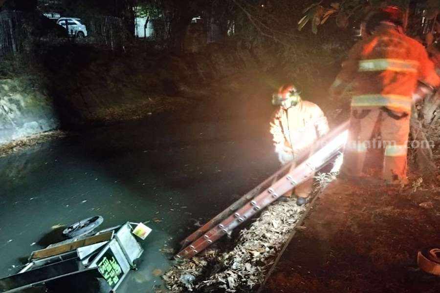 Ambil Uang Rp 100 Ribu di Jalan, Rombong Pedagang Bebek Tercebur Sungai Petugas dari BPBD Kota Surabaya saat mengevakuasi rombong bebek yang masuk ke sungai di Jalan Kenjeran, Rabu (14/05/2023). (Foto/dok call center 112).
