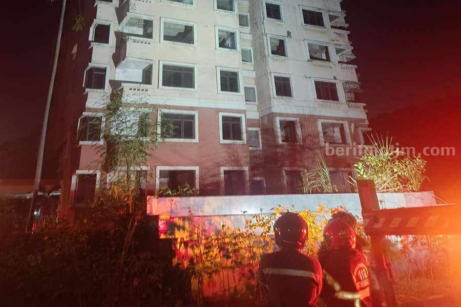 Petugas DPKP Kota Surabaya saat memadamkan api di Apartemen Kebonsari, Rabu (14/06/2023) malam. (Foto/DPKP Kota Surabaya).