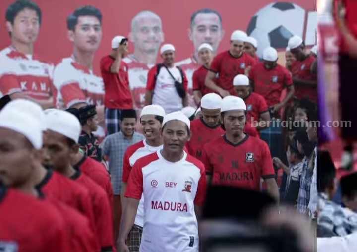 Rombongan Madura United FC saat berkunjung ke Pesantren Al-Hamidiy Banyuanyar Pamekasan, Rabu (14/6/2023).