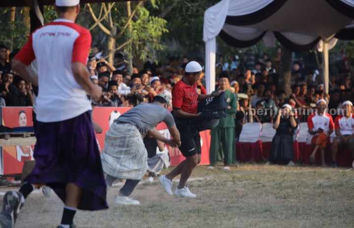 Suasana fun game Madura United kontra Tim Santri di Pesantren Al-Hamidiy Banyuanyar, Rabu (14/6/2023). [Gambar: Madura United]
