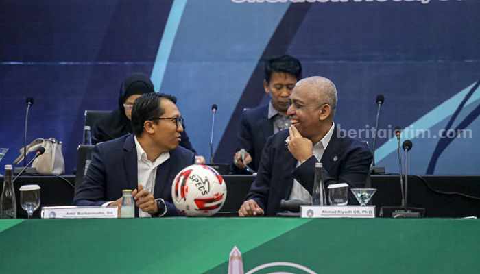 Ketua PSSI Jatim Ahmad Riyadh dan Wakil Ketua Amir Burhannudin. (Way)