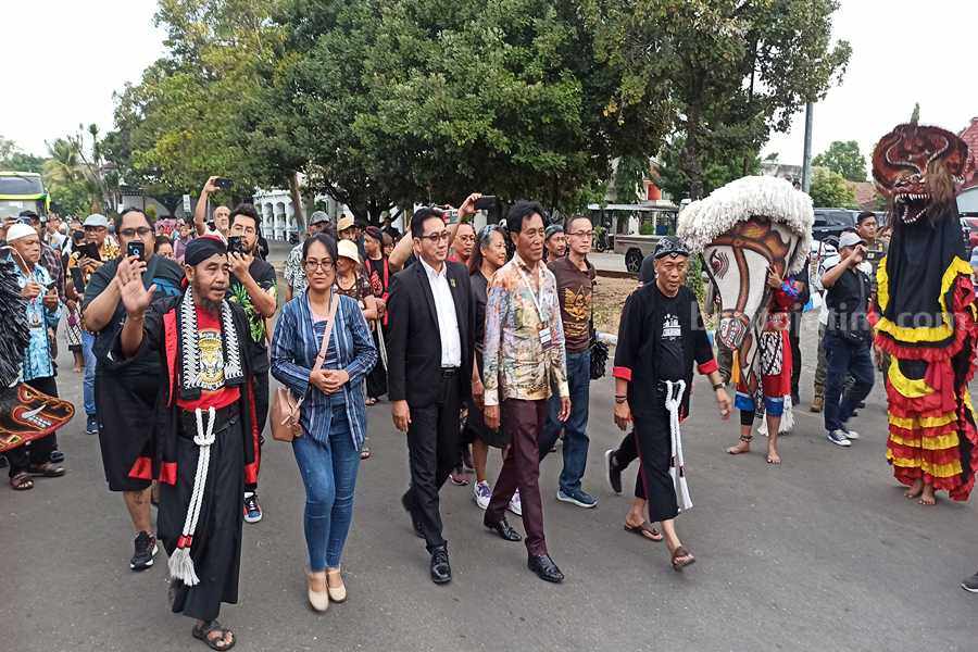 Bupati Ponorogo saat menyambut kedatangan dari para Diaspora Keturunan Jawa. (Foto/Endra Dwiono/Beritajatim.com)