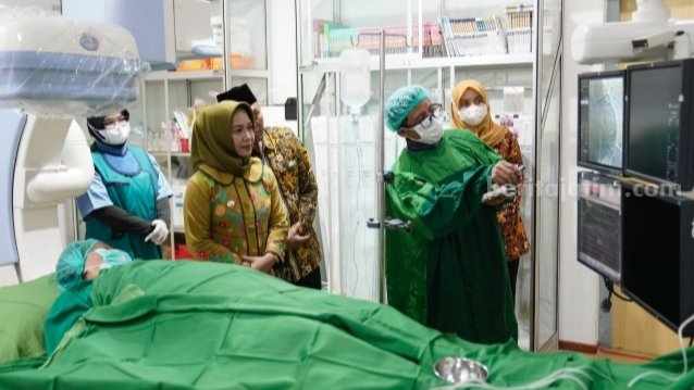Wali Kota Mojokerto, Ika Puspitasari saat mengecek layanan cathlab di RSU Dr Wahidin Sudiro Husodo. [Foto : ist]