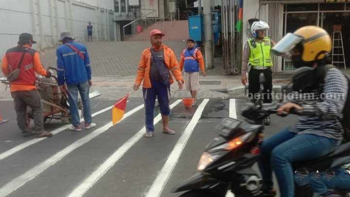 Satlantas Polresta Mojokerto memasang speed trap di Jalan Majapahit Kota Mojokerto. [Foto : ist]
