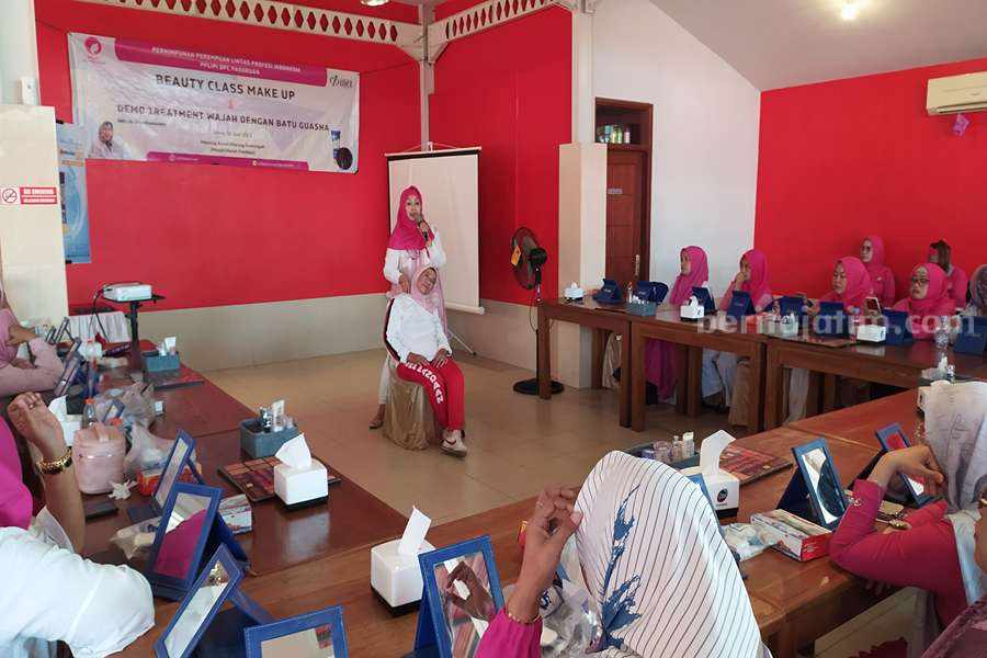 dr Dian Ramadany saat memberikan titorial treatment menggunakan batu Guasha.