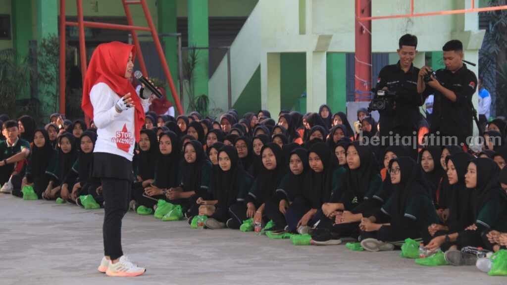 Bupati Mojokerto Ikfina Fahmawati saat mengakhiri Jumat CERIA di halaman MAN 1 Mojosari. [Foto : ist]