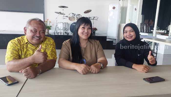 Mengenal Wasit Putri Asal Nganjuk yang Terpilih di Pertandingan FIBA 2023 Septian Dwi Putri , wasit cewek bersama ketua perbasi Jatim, Grace Evi. (Way)