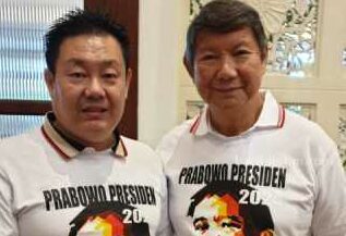 Ketua Prabowo Mania 08 Provinsi Jawa Timur Bambang Widjanarko Setio (kiri)