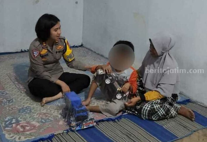 Polisi RW Polres Malang yang juga menjabat Kasatlantas AKP Agnis Juwita, bercengkrama dengan keluarga penyandang disabilitas di Kepanjen, Sabtu (17/6/2023).