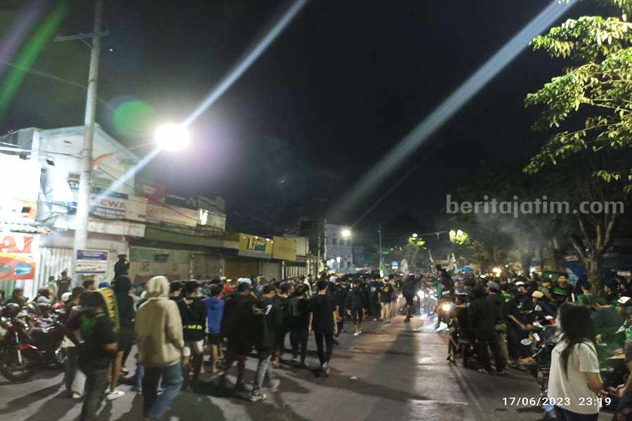 Rayakan HUT Persebaya ke 96, Ribuan Bonek Mania Padati Jalan Tambaksari Ribuan Bonek di Jalan Ngaglik saat longmarch ke Jalan Tambaksari untuk merayakan HUT Persebaya ke 96, Sabtu (17/06/2023). (Foto/Anggadia)