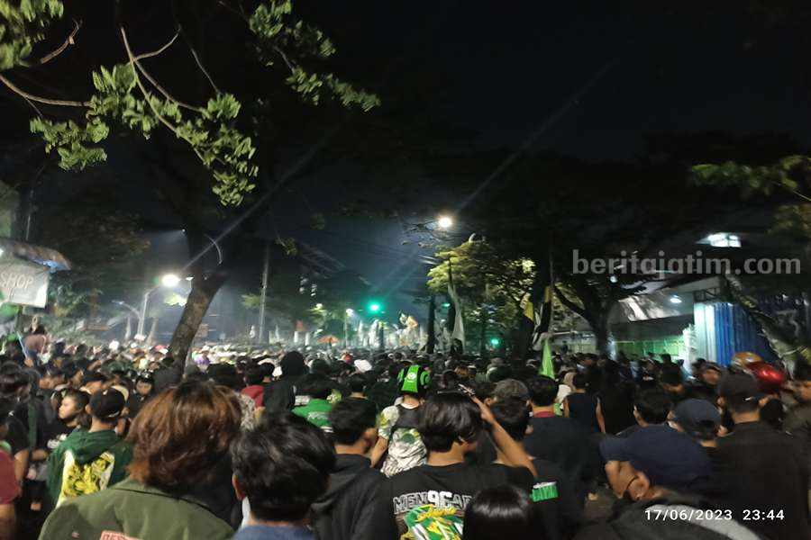 Polrestabes Surabaya Kerahkan 800 Personel di Tambaksari Bonek Mania saat memadati Jalan Tambaksari dalam perayaan HUT Persebaya ke 76, Minggu (18/07/2023). (Foto/Anggadia)