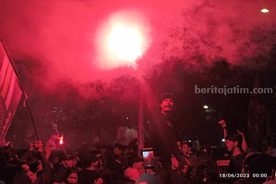 Malam Ulang Tahun Persebaya ke 96, Jalan Tambaksari ‘Merah’ Salah satu Bonek Mania yang menyalakan flare saat perayaan ulang tahun Persebaya ke 96, Minggu (18/06/2023). (Foto/Anggadia).