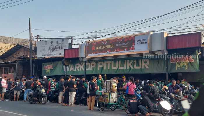 Bonek Memilih Nobar Timbang Beli Tiket Mahal di Calo Bonek nobar di warung . (Way)
